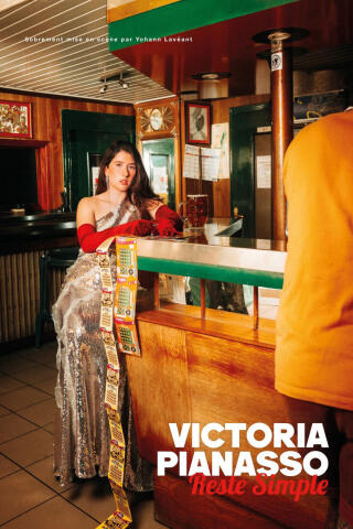 victoria_pianasso_reste_simple_humour_lyon_affiche_1763983560